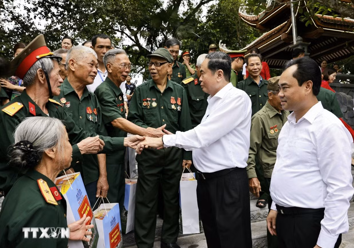 Chủ tịch Quốc hội tri ân các Anh hùng Liệt sỹ, người có công tại Thái Nguyên -0