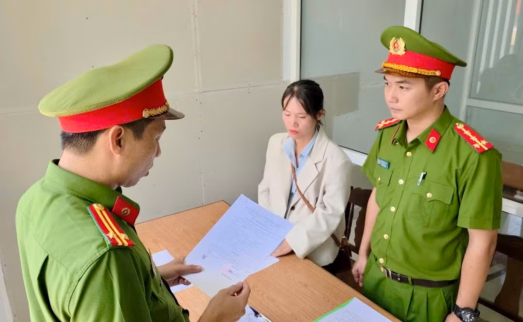 Nữ nhân viên tín dụng làm giả giấy tờ để vay vốn, chiếm đoạt tiền của ngân hàng -0