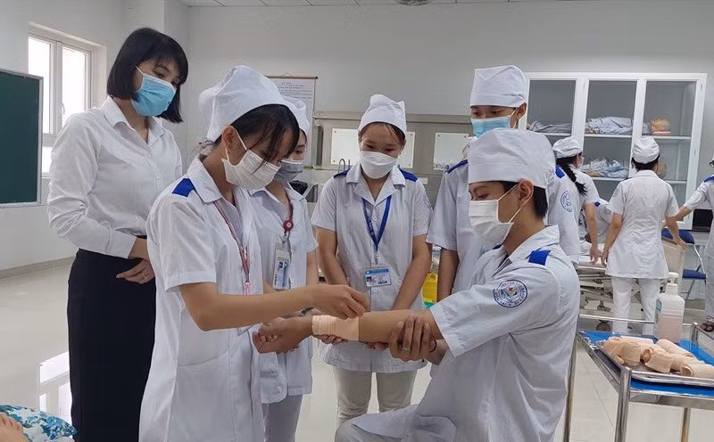 Công bố điểm sàn xét tuyển nhóm ngành sức khỏe và đào tạo giáo viên năm 2025 -0