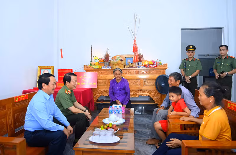 Những nếp nhà mới dựng và dấu ấn tình nghĩa, nhân văn “vì dân phục vụ” -0
