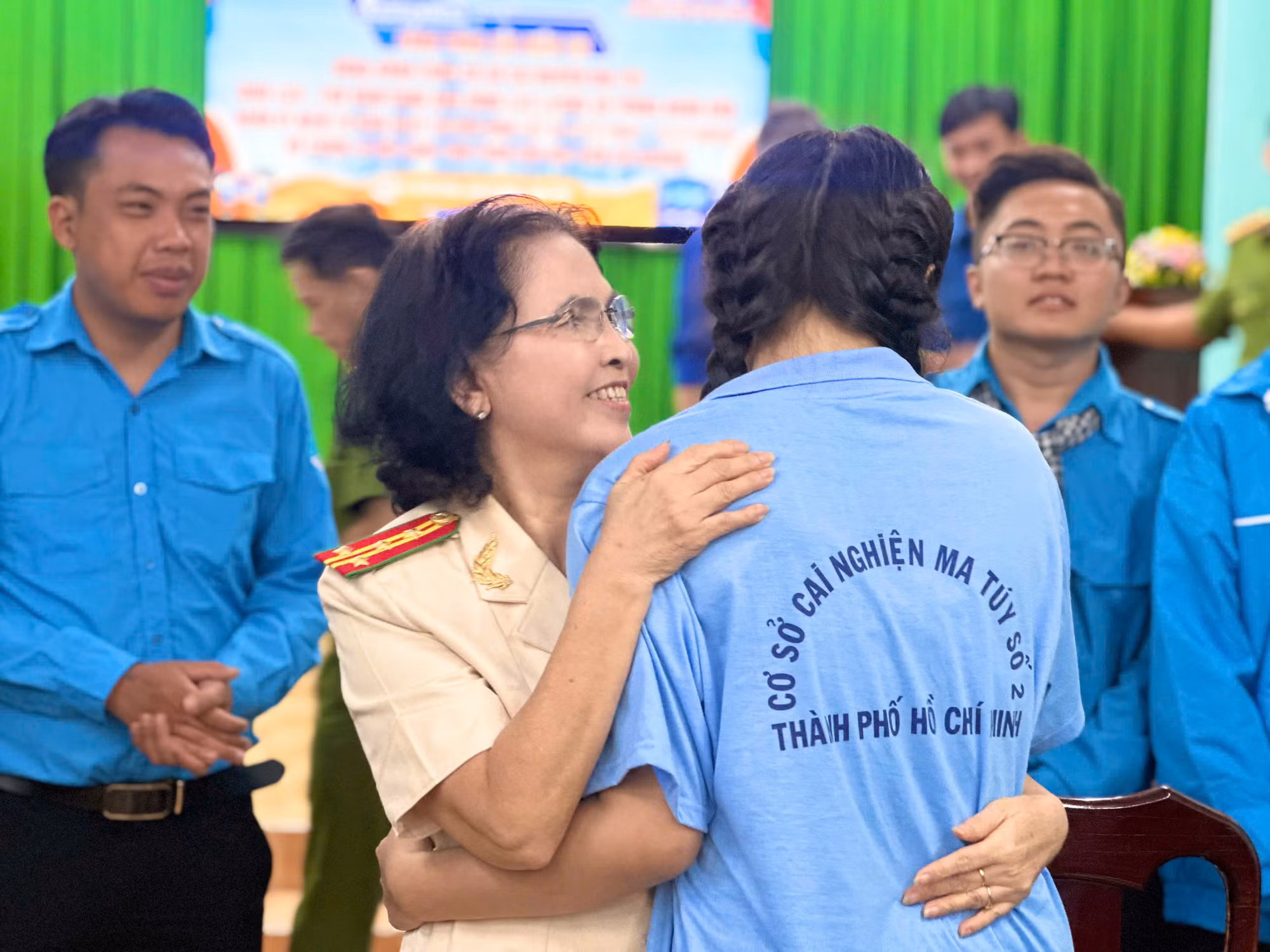 Nữ Đại tá, Anh hùng LLVTND thăm và trò chuyện với thanh thiếu niên cai nghiện ma túy -1