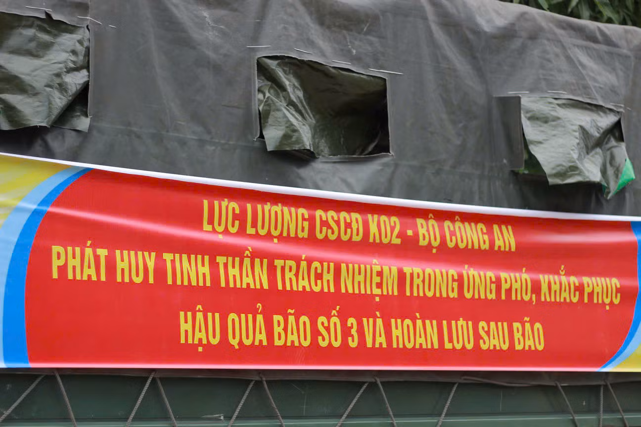 Trung Đoàn CSCĐ Bắc Trung Bộ xuất quân hỗ trợ người dân khắc phục hậu quả lũ lụt -0