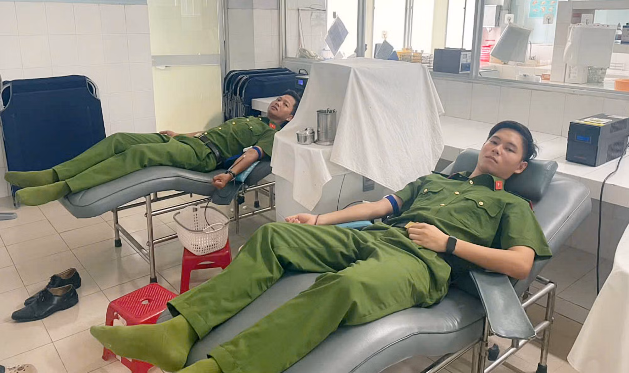 Thêm hai Cảnh sát cơ động Đà Nẵng hiến máu đột xuất cứu người -0