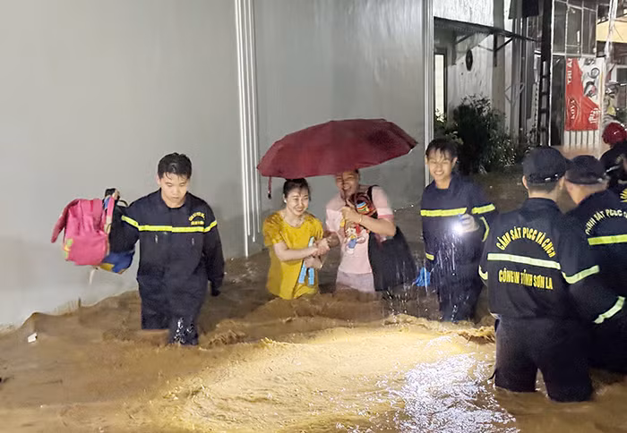 Công an Sơn La huy động lực lượng hỗ trợ, giúp nhân dân khắc phục hậu quả mưa lũ -0