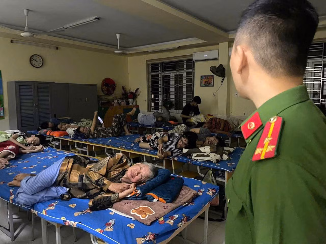 Ấm lòng bữa cơm ngày bão -0