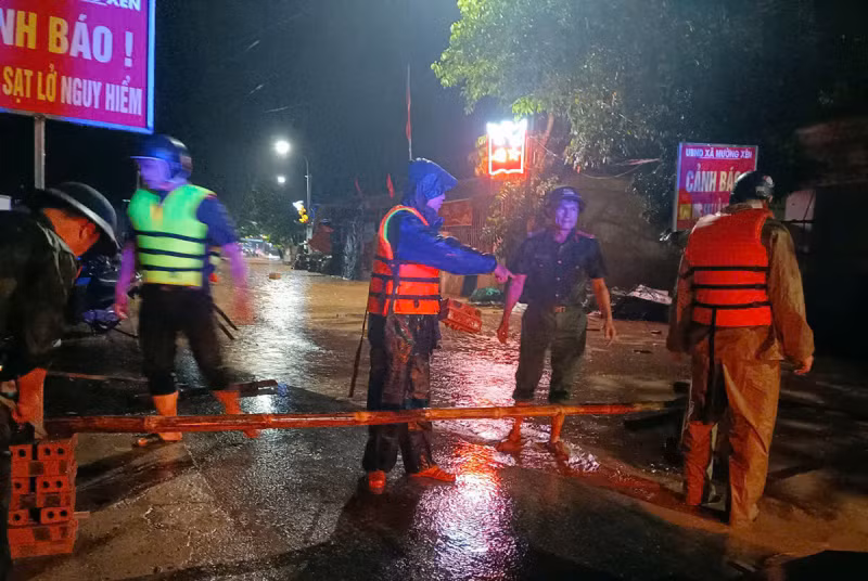 Lực lượng CAND chủ động ứng phó với mưa lớn, lũ, ngập lụt, lũ quét, sạt lở đất -0