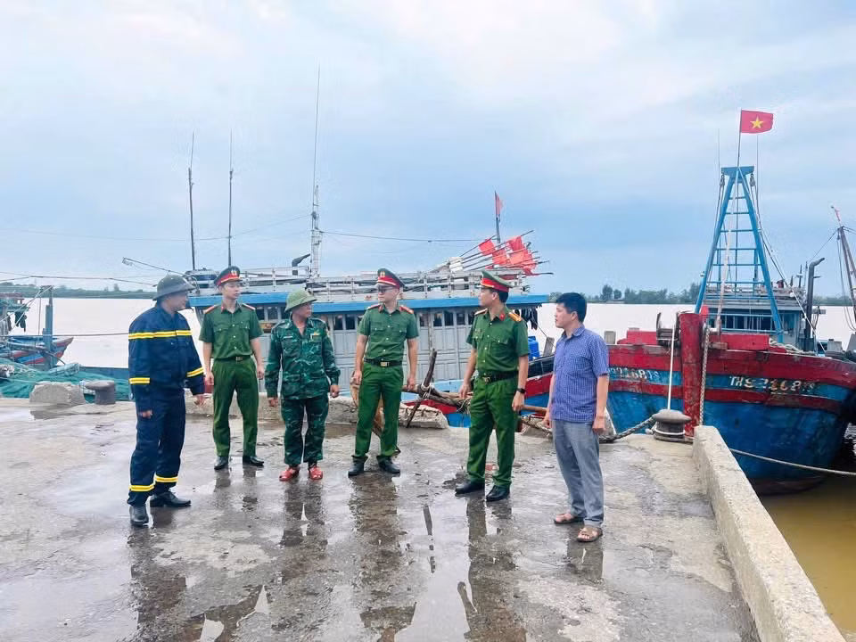 Công an tỉnh Thanh Hoá tích cực vận động, thuyền bè tránh trú bão số 3 -0