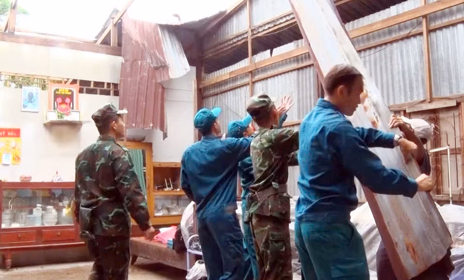 Dông lốc làm sập, tốc mái 99 căn nhà ở An Giang -0