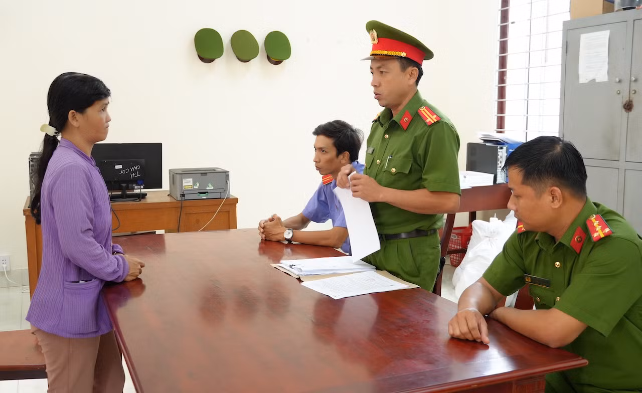 cơ quan cảnh sát điều tra công an tỉnh đồng tháp tống đạt quyết định khởi tố đối tượng nguyễn thị oanh. ảnh trọng tín.jpeg -0