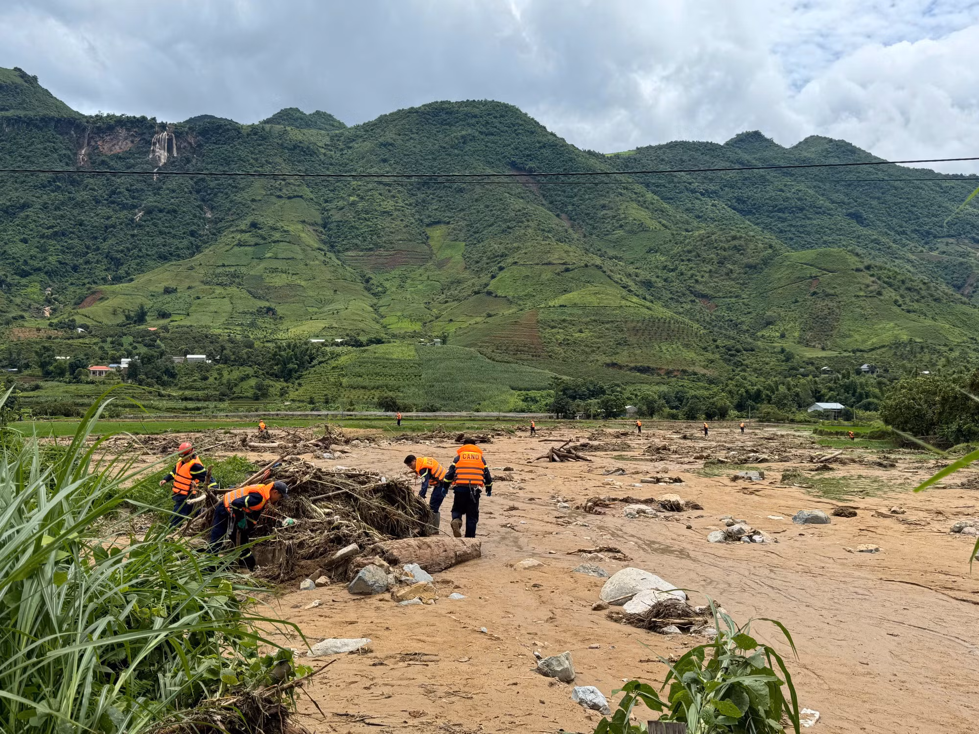 Sắc áo xanh – điểm tựa của đồng bào vùng lũ tại Sơn La -9