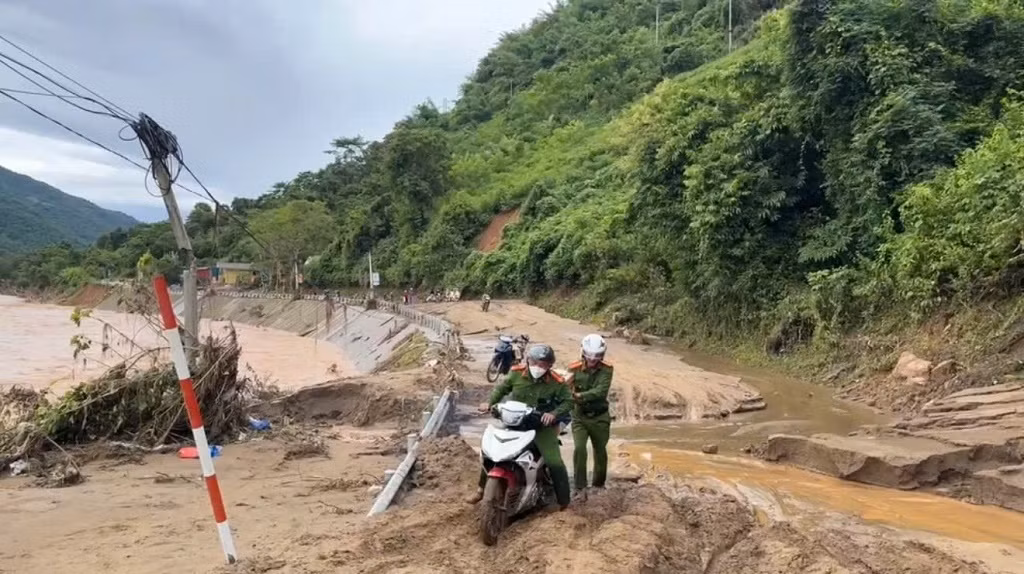 Quân dân đồng lòng khắc phục hậu quả thiên tai -0