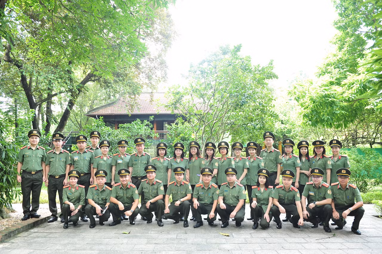 Công an cửa khẩu Cảng hàng không quốc tế Nội dâng hương tại Tượng đài Liệt sĩ Bắc Sơn -2