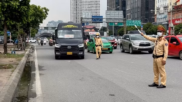 CSGT kiểm tra camera hành trình, lộ tẩy nhiều sai phạm của tài xế