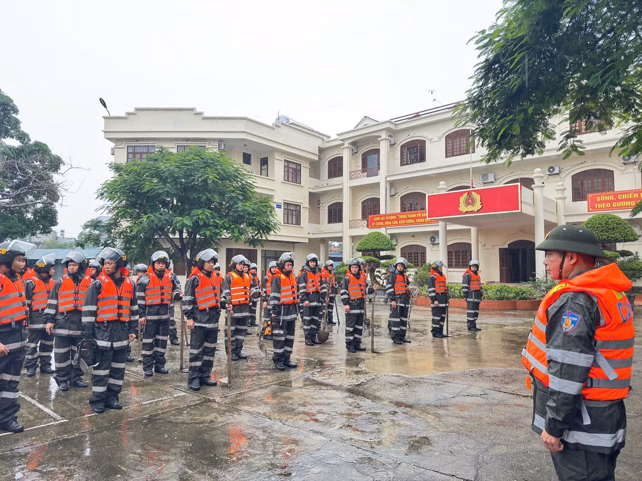 3.735 Cảnh sát cơ động, 41 chó nghiệp vụ thường trực sẵn sàng ứng phó bão WIPHA -1