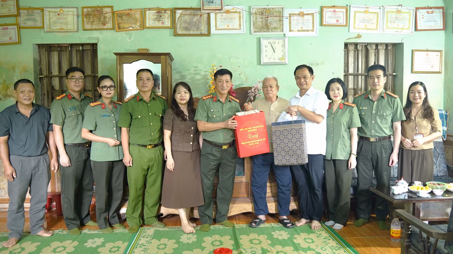 Công an tỉnh Thái Nguyên thăm hỏi gia đình người có công với cách mạng -0