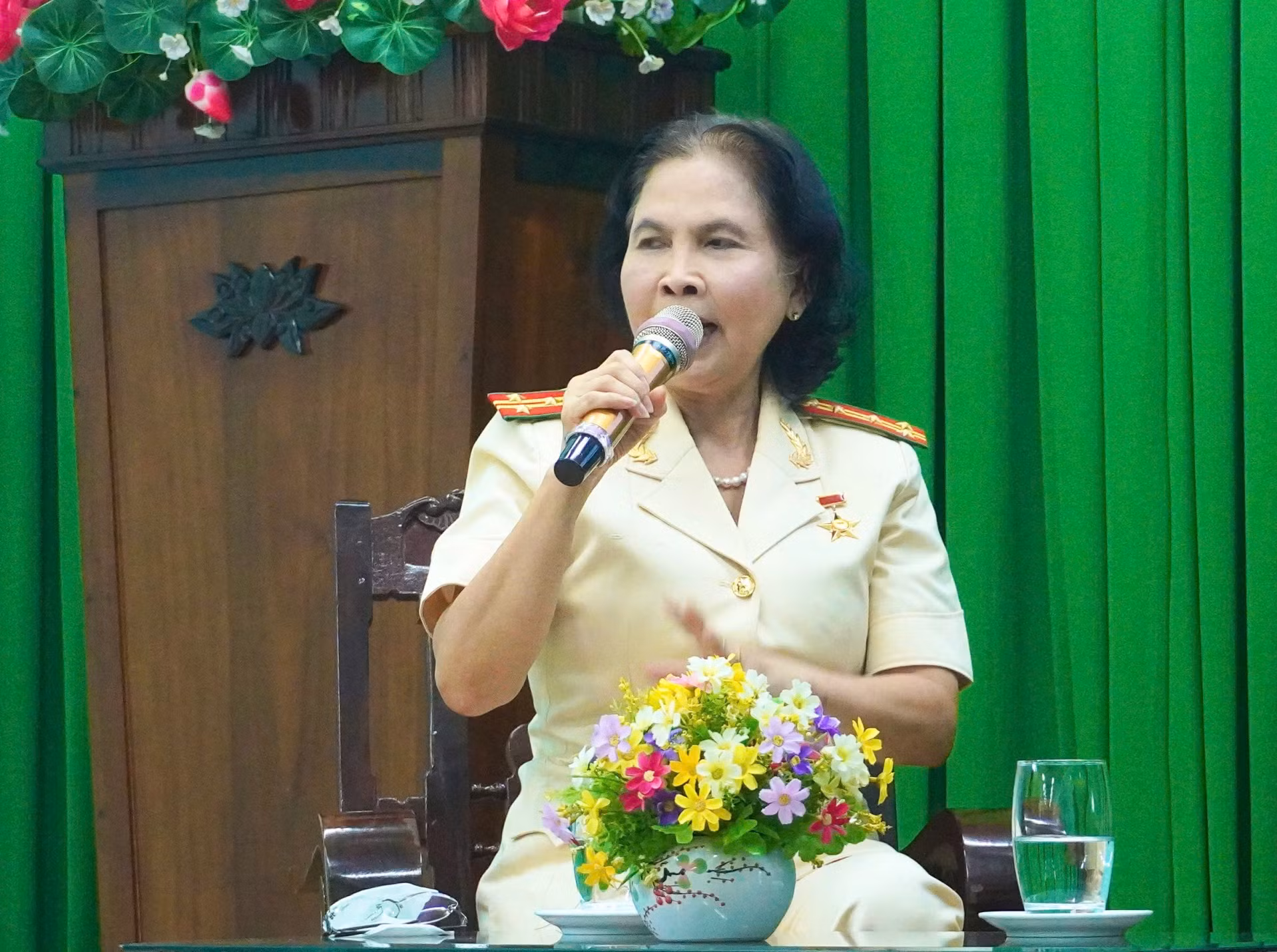 Nữ Đại tá, Anh hùng LLVTND thăm và trò chuyện với thanh thiếu niên cai nghiện ma túy -0