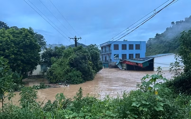 Lũ lớn tràn về trong đêm, nhiều người dân chạy lũ không kịp cứu tài sản -0