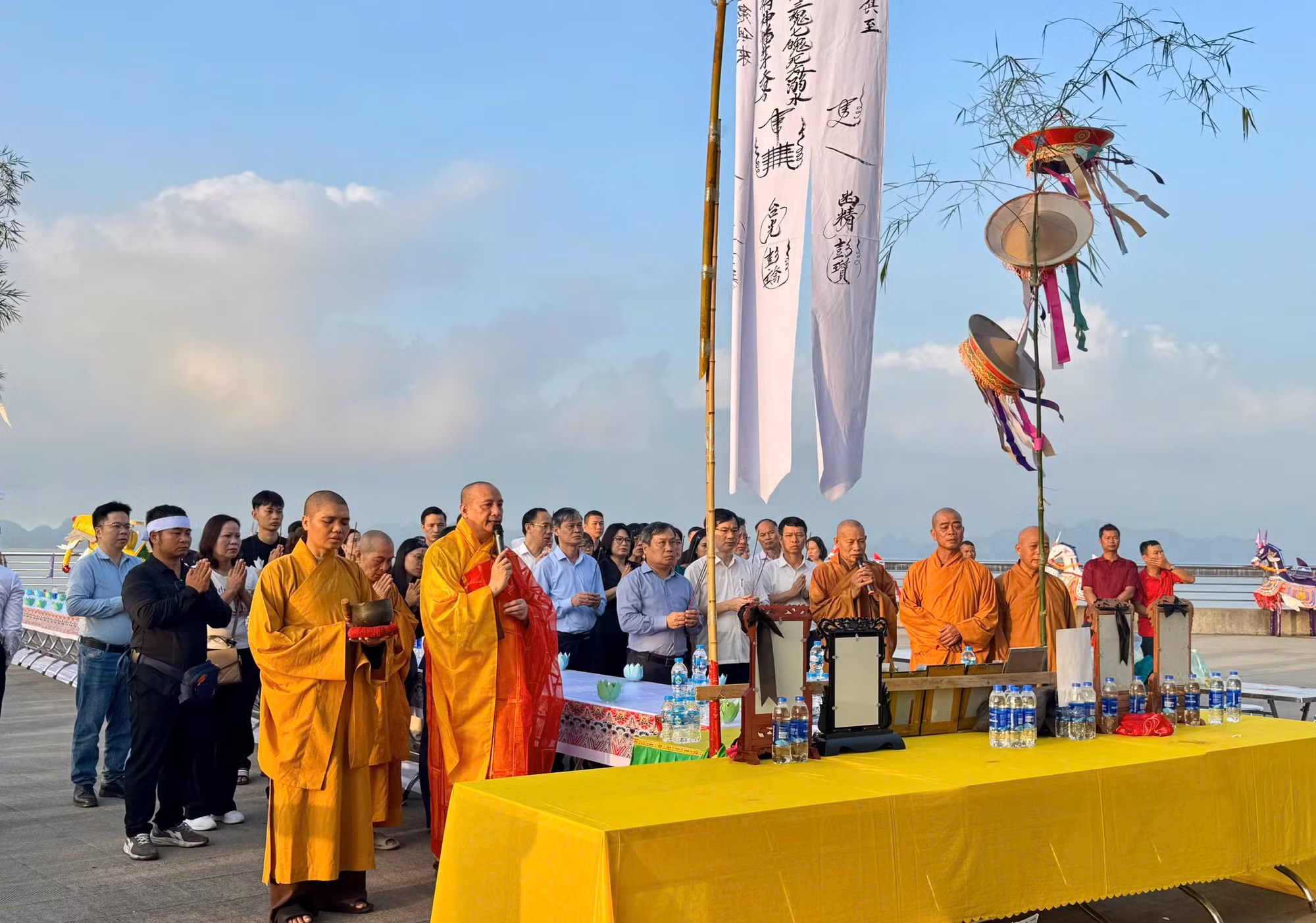 Cầu siêu tưởng niệm 39 nạn nhân vụ lật tàu du lịch Vịnh Xanh 58 -0