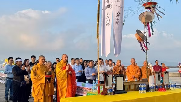 Cầu siêu tưởng niệm nạn nhân vụ lật tàu du lịch Vịnh Xanh 58