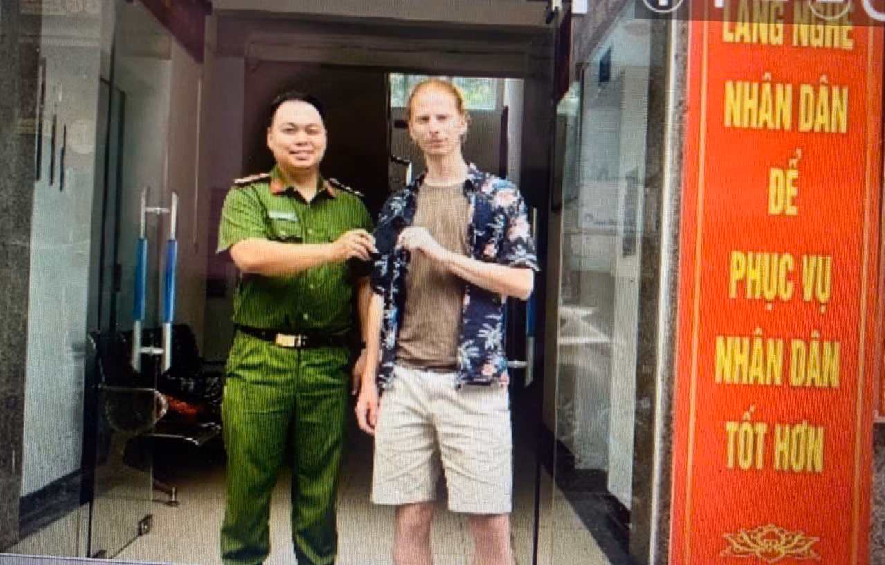 Bắt tài xế taxi cướp giật tài sản của du khách người nước ngoài -0