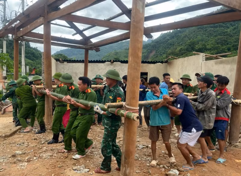 Ấm áp tình quân dân trong bão lũ ở miền Tây xứ Nghệ -0