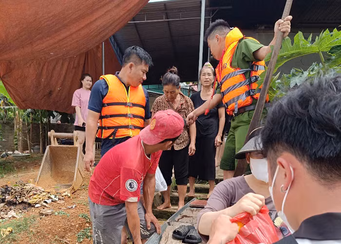 Công an xã Thành Bình Thọ kịp thời đưa sản phụ vượt lũ đến trạm y tế an toàn -0