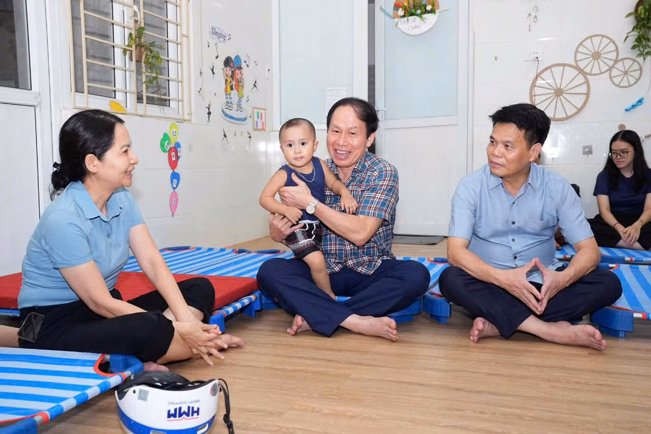 Ấm lòng bữa cơm ngày bão -0