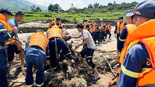 Công an Sơn La huy động lực lượng hỗ trợ, giúp dân khắc phục hậu quả mưa lũ