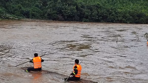 Nỗ lực tìm kiếm bé gái bị lũ cuốn trôi ở Quảng Ninh