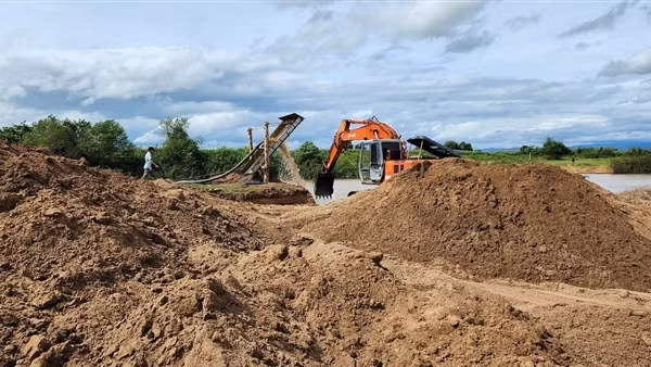 Chưa đủ điều kiện, mỏ cát vẫn hoạt động rầm rộ