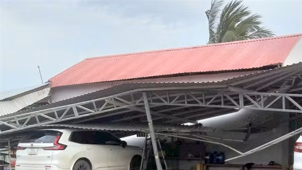 Dông lốc làm sập, tốc mái 99 căn nhà ở An Giang