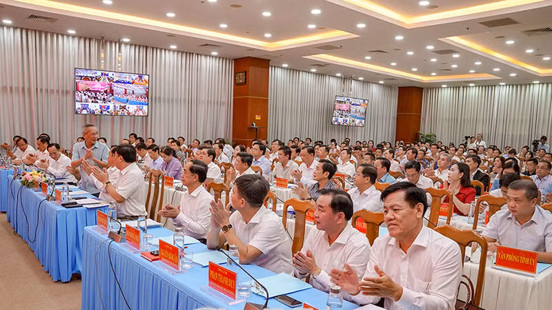 Cà Mau phát động thi đua kỷ niệm 80 năm Quốc khánh 2/9 và 180 ngày tăng trưởng 8,8 % -0