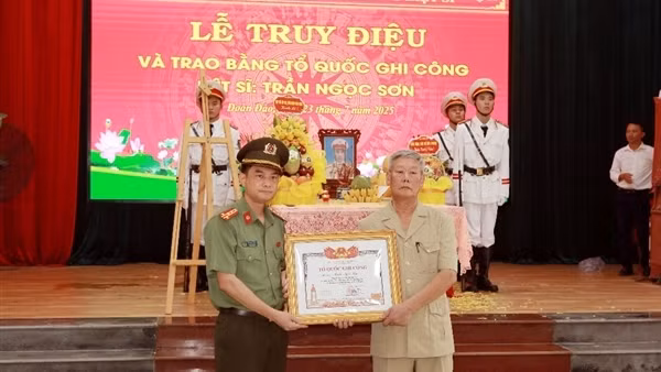 Trao Bằng “Tổ quốc ghi công” cho liệt sĩ Trần Ngọc Sơn