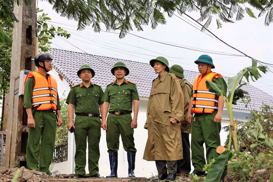 CBCS Công an tỉnh Ninh Bình túc trực các khu vực trọng điểm đê điều, vận động người dân đến nơi an toàn -0