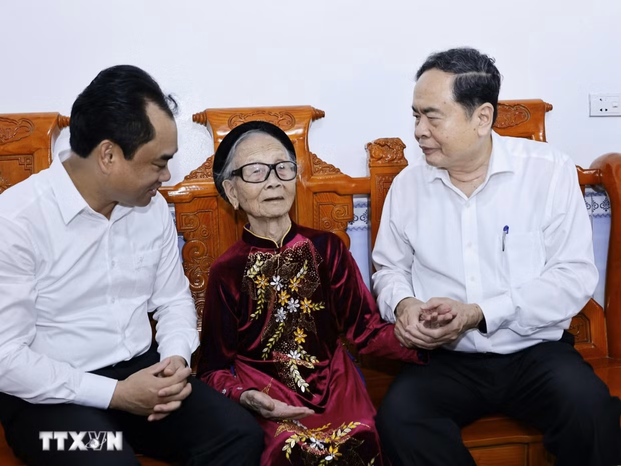 Chủ tịch Quốc hội tri ân các Anh hùng Liệt sỹ, người có công tại Thái Nguyên -0