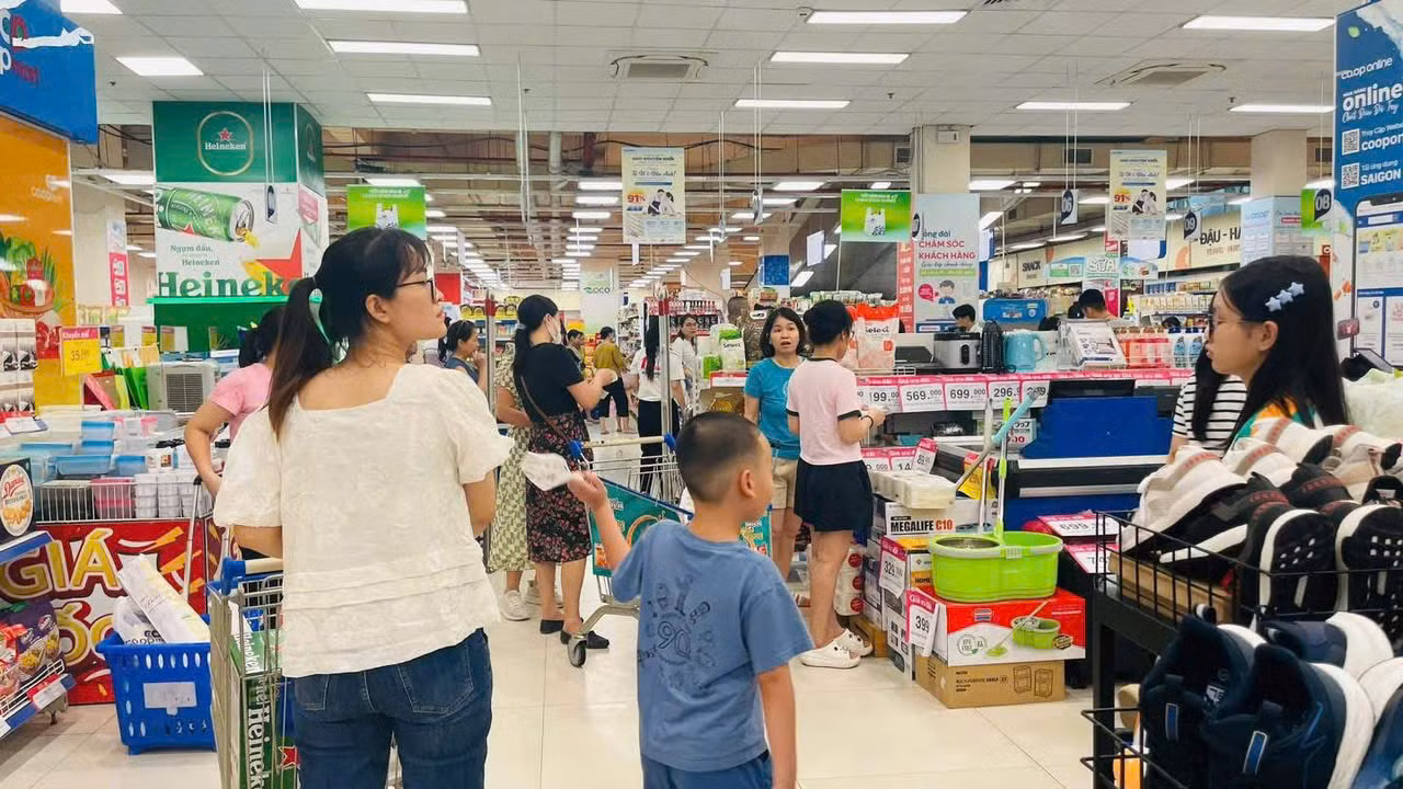Thịt lợn, rau xanh đắt hàng trước giờ bão số 3 Wipha đổ bộ đất liền -1