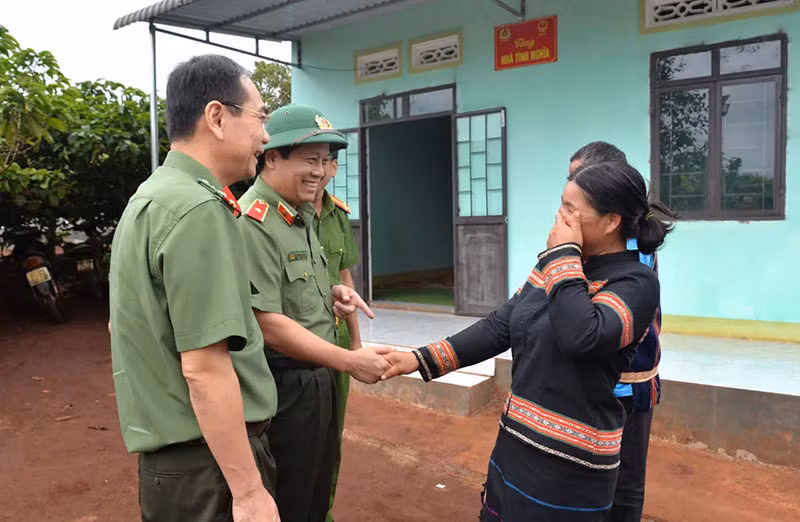 Những nếp nhà mới dựng và dấu ấn tình nghĩa, nhân văn “vì dân phục vụ” -0