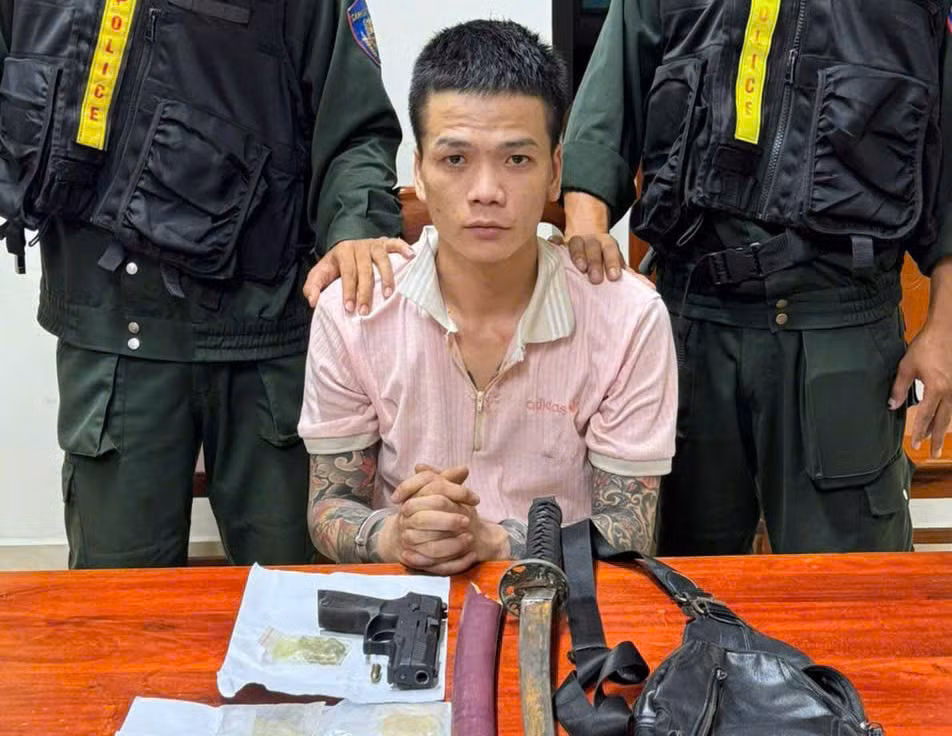 Khống chế đối tượng mang theo súng đã lên nòng và nghi vấn tàng trữ ma túy -0