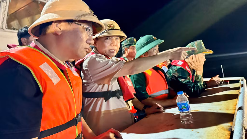 Xuyên đêm tìm kiếm nạn nhân đắm tàu trên vịnh Hạ Long -0