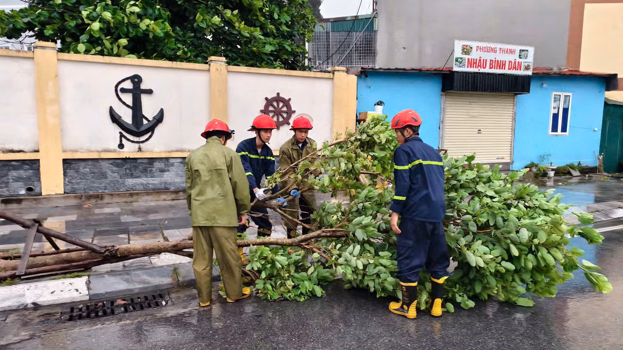Đoàn Công tác Bộ Công an thăm, kiểm tra một số đơn vị ứng phó với bão tại Hải Phòng -0