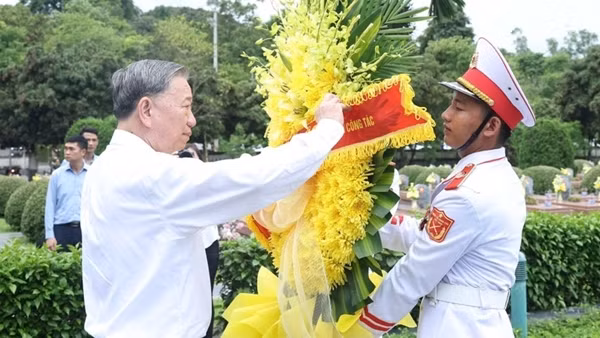 Tổng Bí thư Tô Lâm dâng hương tưởng niệm các anh hùng, liệt sĩ tại Điện Biên