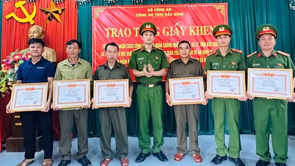 Khen thưởng tập thể, cá nhân có thành tích trong bắt giữ nhóm đối tượng cướp tài sản