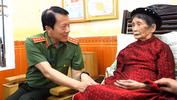 Xúc động với hành trình tri ân, trao nhà cho gia đình chính sách của Bộ trưởng Lương Tam Quang
