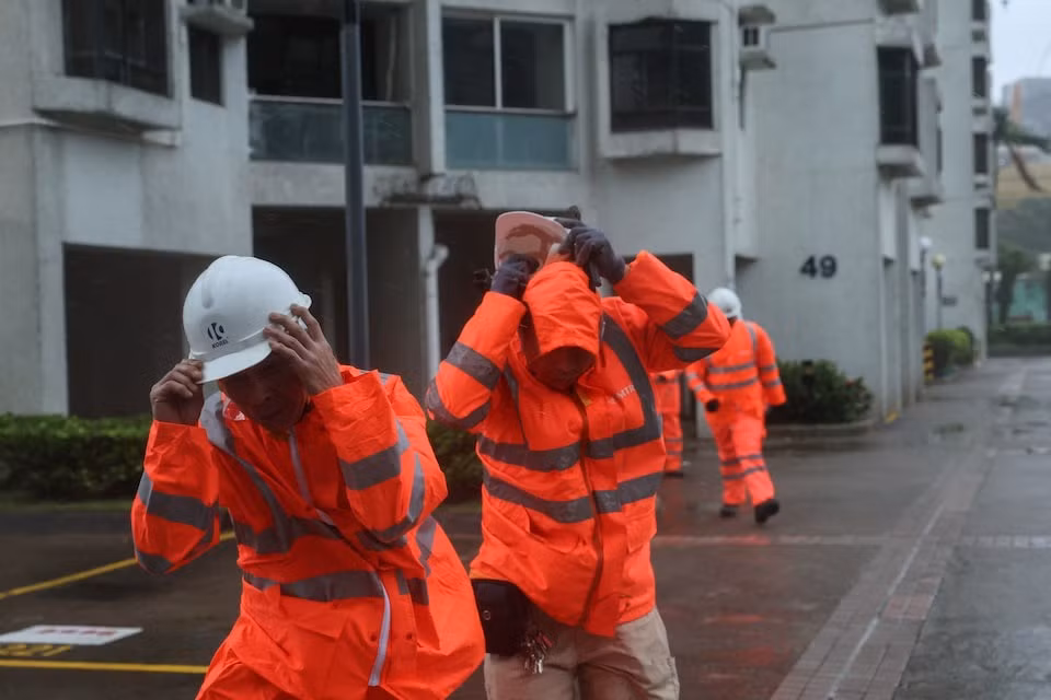 Bão Wipha áp sát, Hong Kong phát cảnh báo cao nhất -0