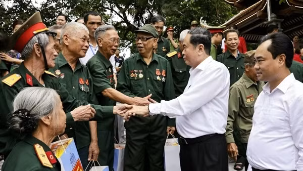 Chủ tịch Quốc hội tri ân các Anh hùng Liệt sỹ, người có công tại Thái Nguyên