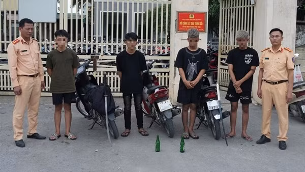 Bắt giữ nhóm thanh niên điều khiển mô tô tháo biển số, mang hung khí náo loạn đường phố
