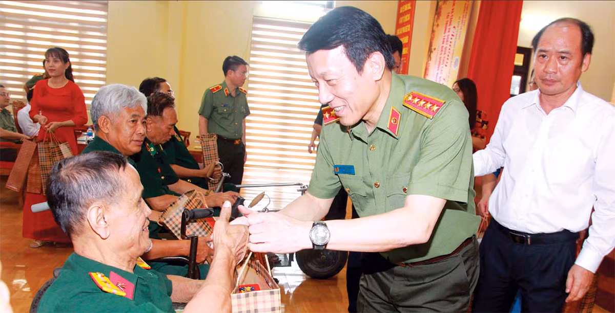 Lực lượng CAND luôn khắc ghi truyền thống “uống nước nhớ nguồn”, tri ân các anh hùng, liệt sĩ -0