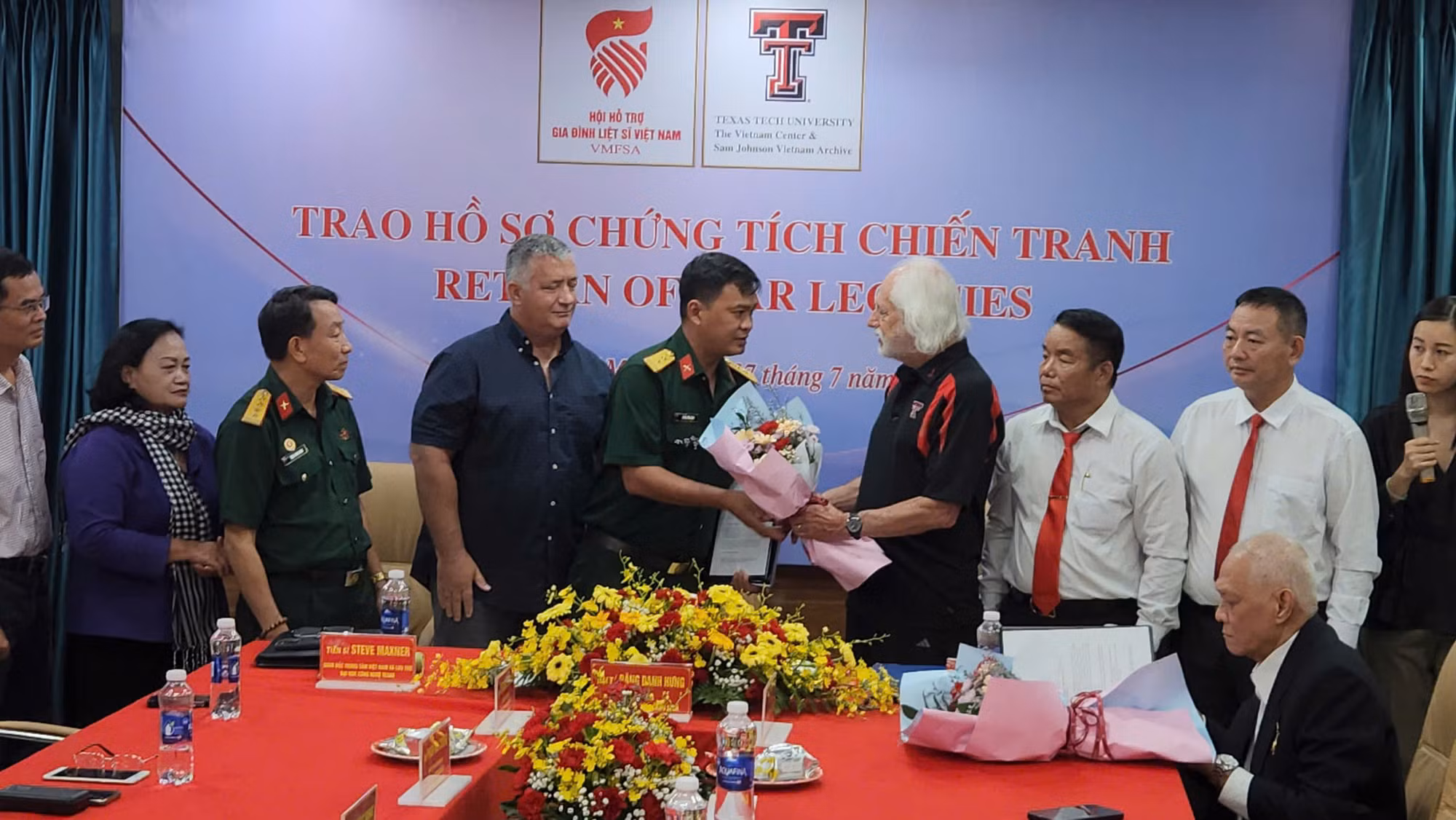 Đại học Texas - Hoa kỳ trao hồ sơ chứng tích chiến tranh cho Việt Nam -1