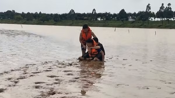 Anh trai lao xuống dòng nước khi thấy em gái nhảy cầu, Cảnh sát kịp thời cứu sống cả hai