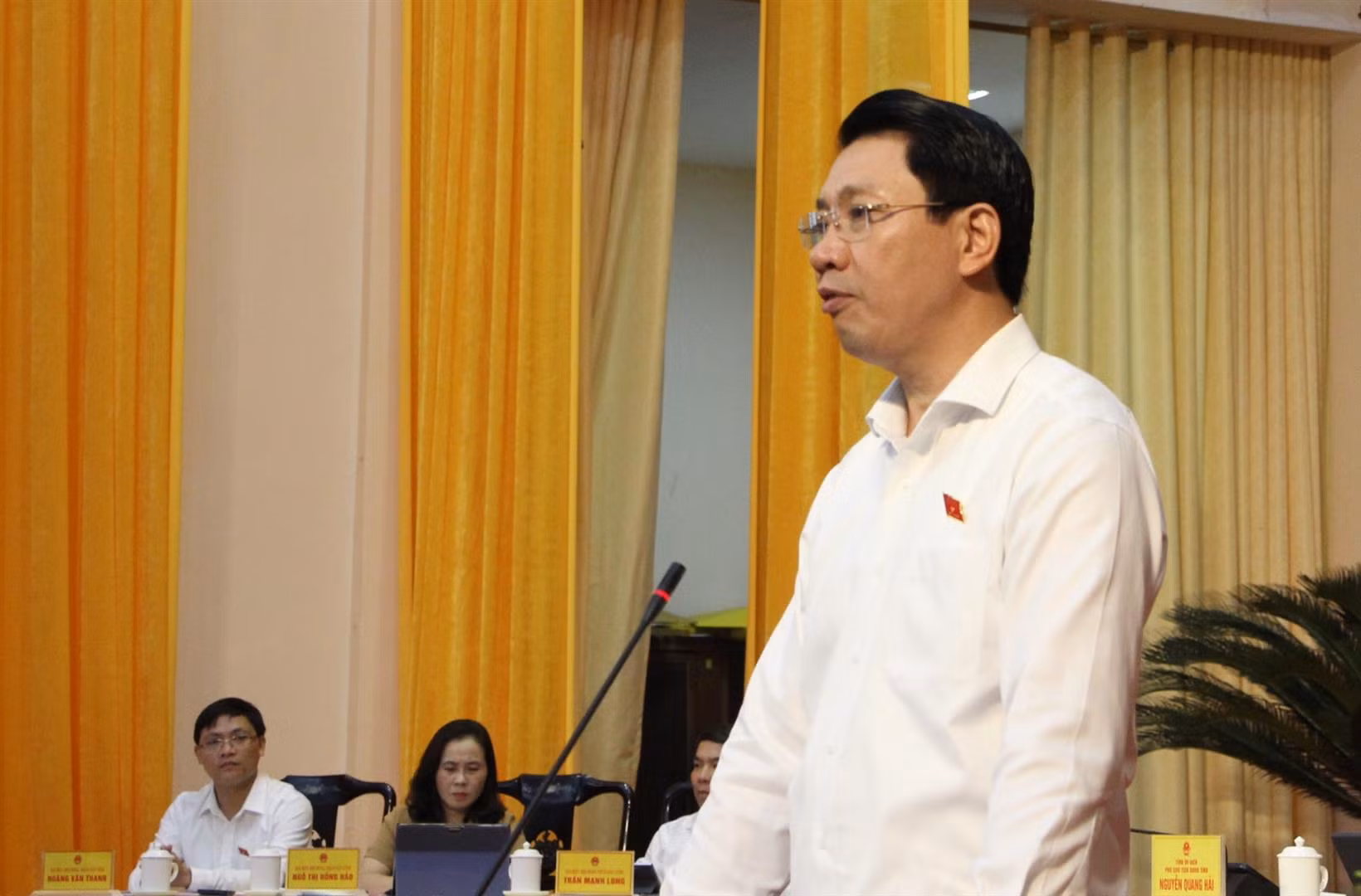 “Dự án treo” làm nóng nghị trường -0